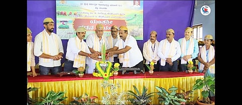  ಮುದ್ರಾಡಿ ಶ್ರೀ  ಕ್ಷೇತ್ರ ಧರ್ಮಸ್ಥಳ ಗ್ರಾಮಾಭಿವೃದ್ಧಿ ಯೋಜನೆ ವತಿಯಿಂದ ಆಯೋಜಿಸಲಾಗಿದ್ದ ಹದನ ಕಾರ್ಯಕ್ರಮವನ್ನು ಉದ್ಯಮಿ ಮೋಹನ್ ದಾಸ್ ನಾಯಕ್ ಶಿವಪುರ ಉದ್ಘಾಟಿಸಿದರು. ಪ್ರಮುಖರಾದ ರತ್ನಾಕರ ಪೂಜಾರಿ, ಗಣಪತಿ ಎಂ., ಶುಭದರ್ ಶೆಟ್ಟಿ, ಸುಭಾಷ್ ಇದ್ದರು.