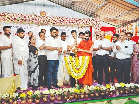 ಶಾಂತಿನಿಕೇತನ ಪ್ರತಿಷ್ಠಾನ ಲೋಕಾರ್ಪಣೆ ಸಂಭ್ರಮ ಕಾರ್ಯಕ್ರಮವನ್ನು ಶ್ರೀ ಈಶ ವಿಠಲದಾಸ ಸ್ವಾಮೀಜಿ ಉದ್ಘಾಟಿಸಿದರು. ಪ್ರಮುಖರಾದ ರಾಜೇಶ್ ಕುಡಿಬೈಲ್, ಪ್ರೊ.ಬಿ.ಕರಿಯಣ್ಣ, ಕರುಣಾಕರ ಹೆಗ್ಡೆ ಬೆಂಗಳೂರು, ಸಂಪತ್ ಕುಮಾರ್ ಶೆಟ್ಟಿ, ಡಾ.ಭಾರ್ಗವಿ ಆರ್.ಐತಾಳ್, ನೀರೆ ಕೃಷ್ಣ ಶೆಟ್ಟಿ, ಎಚ್.ಜನಾರ್ದನ್, ಕುಚ್ಚೂರಿನ ಕಿರಣ್ ತೋಳಾರ್, ಹೆಬ್ರಿ ಪ್ರವೀಣ್ ಬಲ್ಲಾಳ್ ಇದ್ದರು.