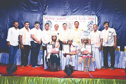 ಸಾಧಕರಿಗೆ ಅಭಿನಂದನೆ ಮತ್ತು ಸಾಂಸ್ಕೃತಿಕ ಕಾರ್ಯಕ್ರಮದಲ್ಲಿ ವಿವಿಧ ಕ್ಷೇತ್ರದ ಸಾಧಕರನ್ನು ಗೌರವಿಸಲಾಯಿತು. ನಾರಾಯಣ ಗುರು ಅಭಿವೃದ್ಧಿ ನಿಗಮದ ಅಧ್ಯಕ್ಷ ಎಂ.ಮಂಜುನಾಥ ಪೂಜಾರಿ, ಚೈತನ್ಯ ಅಧ್ಯಕ್ಷ ಪ್ರವೀಣ್ ಕುಮಾರ್ ಅಧ್ಯಕ್ಷತೆ ವಹಿಸಿದ್ದರು. ದೇವಳದ ಆನುವಂಶೀಯ ಮೊಕ್ತೇಸರ ಎಚ್.ತಾರಾನಾಥ್ ಬಲ್ಲಾಳ್,  ಅಮೃತ ಭಾರತಿ ಟ್ರಸ್ಟಿ ಗುರುದಾಸ್ ಶೆಣೈ ಇದ್ದರು.