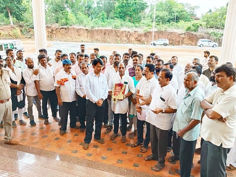 ಸಾರ್ವಜನಿಕರ ಕೆಲಸಗಳಿಗೆ ವಿಳಂಬದಿಂದ ಹೆಬ್ರಿ ತಾಲೂಕು ಕಚೇರಿ ವಿರುದ್ಧ ಪ್ರತಿಭಟನೆ ನಡೆಯಿತು. ಪ್ರಮುಖರಾದ ನೀರೆ ಕೃಷ್ಣ ಶೆಟ್ಟಿ, ನವೀನ್ ಕೆ.ಅಡ್ಯಂತಾಯ, ಹೆಬ್ರಿ ಪ್ರವೀಣ್ ಬಲ್ಲಾಳ್ ಮೊದಲಾದವರಿದ್ದರು.