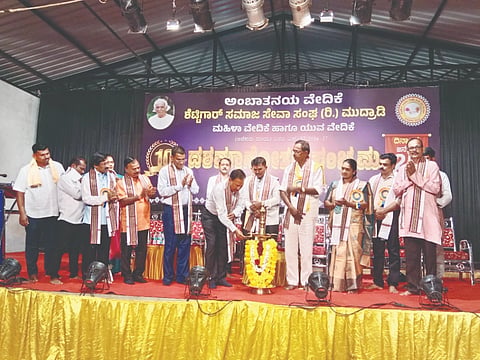  ಮುದ್ರಾಡಿಯಲ್ಲಿ ಭಾನುವಾರ ದಶಮನೋತ್ಸವ ಸಂಭ್ರಮವನ್ನು ದ.ಕ. ಜಿಲ್ಲಾ ಪದ್ಮಶಾಲಿ ಸಮಾಜ ಸೇವಾ ಸಂಘ ಅಧ್ಯಕ್ಷ ರವಿ ಶೆಟ್ಟಿಗಾರ್ ಕಾರ್ಕಳ ಉದ್ಘಾಟಿಸಿದರು. ಕೃಷ್ಣಾನಂದ ಎಂ.ಶೆಟ್ಟಿಗಾರ್, ಸುಂದರ ಎಸ್.ಶೆಟ್ಟಿಗಾರ್, ಸನತ್ ಕುಮಾರ್, ವಸಂತಿ ಪೂಜಾರಿ ಇತರರು ಇದ್ದರು