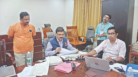  ಹೆಬ್ರಿ ತಾಲೂಕು ಕಚೇರಿಗೆ ಗುರುವಾರ ಲೋಕಾಯುಕ್ತ ಡಿವೈಎಸ್‌ಪಿ ಹಾಲಮೂರ್ತಿ ರಾವ್ ನೇತೃತ್ವದ ತಂಡ ದಿಢೀರ್ ಭೇಟಿ ನೀಡಿ, ಪರಿಶೀಲನೆ ನಡೆಸಿತು.  