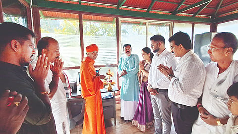 ಮುನಿಯಾಲು ಸಂಜೀವಿನಿ ಫಾರ್ಮ್ ಗೋಧಾಮದಲ್ಲಿ ನಡೆಯಲಿರುವ ಏಕಪ್ರವಿತ್ರ ಶ್ರೀಮನ್ನಾಗಮಂಡಲದ ಕಚೇರಿಯನ್ನು ಚಾರುಕೀರ್ತಿ ಭಟ್ಟಾರಕ ಮಹಾಸ್ವಾಮೀಜಿ ಉದ್ಘಾಟಿಸಿದರು. ಡಾ.ಜಿ.ರಾಮಕೃಷ್ಣ ಆಚಾರ್, ದೇವಿಪ್ರಸಾದ ಶೆಟ್ಟಿ, ಶ್ರೀಕಾಂತ್ ಶೆಟ್ಟಿ ಕಾರ್ಕಳ ಮತ್ತಿತರರು ಇದ್ದರು.