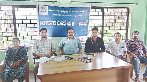  ಹೆಬ್ರಿಯಲ್ಲಿ ಮೆಸ್ಕಾಂ ಉಪ ವಿಭಾಗದ ವತಿಯಿಂದ ಜನಸಂಪರ್ಕ ಸಭೆ ನಡೆಯಿತು. ಪ್ರಮುಖರಾದ ಶಂಕರ್ ಸೇರಿಗಾರ, ರಾಕೇಶ್ ಬೇಕಲ್, ನರಸಿಂಹ ಮೊದಲಾದವರಿದ್ದರು.