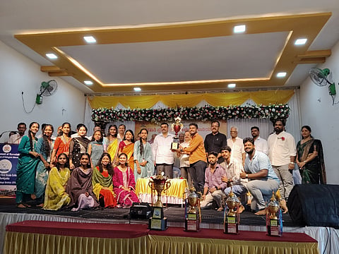  ಮುನಿಯಾಲು ಸರ್ಕಾರಿ ಪ್ರಥಮದರ್ಜೆ ಕಾಲೇಜಿನ ವಾರ್ಷಿಕೋತ್ಸವ ಮತ್ತು ಪ್ರತಿಭಾ ಪುರಸ್ಕಾರ ಸಂಭ್ರಮದಲ್ಲಿ ಕಾಲೇಜಿಗೆ ಸಿಕ್ಕ ಸಮಗ್ರ ಪ್ರಶಸ್ತಿಯನ್ನು ಶಾಸಕ ಸುನಿಲ್ ಕುಮಾರ್ ಹಸ್ತಾಂತರ ಮಾಡಿದರು. ಸುಧಾಕರ್ ಕೆ.ಜಿ., ಪ್ರೊ.ಡಾ.ರಾಘವ ನಾಯ್ಕ,  ದಿನೇಶ ಪೈ ಮುನಿಯಾಲು, ಗೋಪಿನಾಥ ಭಟ್ ಮುನಿಯಾಲು, ಪ್ರಸನ್ನ ಶೆಟ್ಟಿ ಪಡುಕುಡೂರು ಮತ್ತಿತರರಿದ್ದರು. 