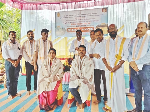 ಪುನಶ್ಚೇತನಗೊಳಿಸಿದ ಕೆರೆಯನ್ನು ಮುದ್ರಾಡಿ ಗ್ರಾಮ ಪಂಚಾಯಿತಿಗೆ ಹಸ್ತಾಂತರ ಕಾರ್ಯಕ್ರಮದಲ್ಲಿ ಪುನಶ್ಚೇತನಕ್ಕಾಗಿ ದುಡಿದ ದವರನ್ನು ಗೌರವಿಸಲಾಯಿತು. ಶಾಸಕ ಸುನೀಲ್ ಕುಮಾರ್, ನೀರೆ ಕೃಷ್ಣ ಶೆಟ್ಟಿ, ನಾಗರಾಜ ಶೆಟ್ಟಿ ಮತ್ತಿತರರಿದ್ದರು.   