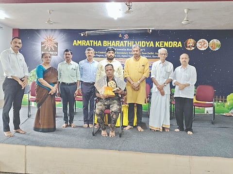  ಹೆಬ್ರಿಯಲ್ಲಿ ಆಯೋಜಿಸಲಾಗಿದ್ದ ಪತ್ರಿಕಾ ದಿನಾಚರಣೆಯಲ್ಲಿ ಪರಿಸರ ಪ್ರೇಮಿ ದಿನೇಶ್ ಹೊಳ್ಳ ಅವರನ್ನು ಸನ್ಮಾನಿಸಲಾಯಿತು. ಪ್ರಮುಖರಾದ ಡಾ.ಭಾರ್ಗವಿ ಆರ್.ಐತಾಳ್, ಗುರುದಾಸ ಶೆಣೈ, ಸುಬ್ರಹ್ಮಣ್ಯ ಜಿ.ಕುರ್ಯ, ನರೇಂದ್ರ ಎಸ್.ಮರಸಣಿಗೆ, ಬಾಲಕೃಷ್ಣ ಮಲ್ಯ, ಯೋಗೀಶ ಭಟ್, ರಾಮಕೃಷ್ಣ ಆಚಾರ್ಯ ಉಪಸ್ಥಿತರಿದ್ದರು.
