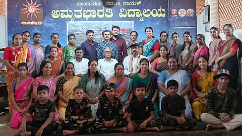  ಹೆಬ್ರಿ ಪಿಆರ್‌ಎನ್ ಅಮೃತಭಾರತಿ ವಿದ್ಯಾಲಯ ಆಂಗ್ಲ ವಾಧ್ಯಮ ಶಾಲೆಯಲ್ಲಿ ಕಾರ್ಗಿಲ್ ವಿಜಯೋತ್ಸವ ದಿನಾಚರಣೆಯಲ್ಲಿ ನಿವೃತ್ತ ಸೈನಿಕ ಸುಬೇದಾರ್ ಮೇಜರ್ ದಿನೇಶ್ ಶೆಟ್ಟಿ ಪೆರ್ಡೂರು ಅವರನ್ನು ಸನ್ಮಾನಿಸಲಾಯಿತು. ಪ್ರಮುಖರಾದ ಶೈಲೇಶ್ ಕಿಣಿ, ರಾಮಕೃಷ್ಣ ಆಚಾರ್ಯ, ಅಪರ್ಣಾ ಆಚಾರ್, ಶಕುಂತಲಾ ಮೊದಲಾದವರಿದ್ದರು.