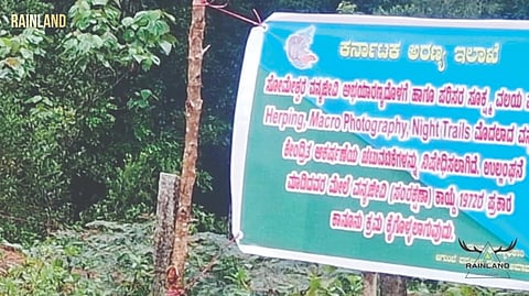  ಅರಣ್ಯದೊಳಗೆ ಅಕ್ರಮ ಪ್ರವೇಶಿಸುವ ತಂಡಗಳಿಗೆ ಕಾನೂನು ಕ್ರಮದ ಎಚ್ಚರಿಕೆ ನೀಡಿ ಅರಣ್ಯ ಇಲಾಖೆ ಬ್ಯಾನರ್ ಅಳವಡಿಸಿರುವುದು.