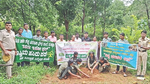  ಕುಚ್ಚೂರು ಹೆರ್ಗ ವಿಠ್ಠಲ ಶೆಟ್ಟಿ ಸರ್ಕಾರಿ ಪ್ರೌಢಶಾಲೆಯಲ್ಲಿ ಮಂಗಳವಾರ ವಿಶ್ವ ಪರಿಸರ ದಿನಾಚರಣೆ ಪ್ರಯುಕ್ತ ಗಿಡ ನೆಡುವ ಕಾರ್ಯಕ್ರಮ ನಡೆಯಿತು. ಪ್ರಮುಖರಾದ ಡಾ.ಭಾರ್ಗವಿ ಆರ್.ಐತಾಳ್, ಚರಣ್ ರಾಜ್ ಜೋಗಿ, ಪ್ರಭಾವತಿ ಮೊದಲಾದವರಿದ್ದರು.