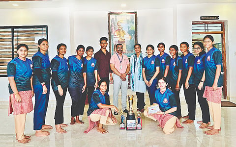  ಹೆಬ್ರಿಯಲ್ಲಿ ನಡೆದ ರಾಷ್ಟ್ರೀಯ ಕ್ರೀಡಾ ದಿನಾಚರಣೆ ಕಾರ್ಯಕ್ರಮದಲ್ಲಿ ನಿವೃತ್ತ ದೈಹಿಕ ಶಿಕ್ಷಣ ಶಿಕ್ಷಕ ಎಚ್.ಸೀತಾರಾಮ ಶೆಟ್ಟಿ ಬಾರ್ಕೂರು ಅವರನ್ನು ಗೌರವಿಸಲಾಯಿತು. ಪ್ರಮುಖರಾದ ಗುರುದಾಸ್ ಶೆಣೈ, ಟಿ.ಜಿ.ಪಾಂಡುರಂಗ ಪೈ, ಯೋಗೀಶ್ ಭಟ್ ಮೊದಲಾದವರಿದ್ದರು.