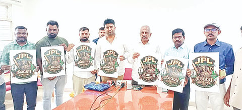 ಜೆಡಿಎಸ್ ಸಾಮಾಜಿಕ ಜಾಲತಾಣ ವಿಭಾಗದ ವತಿಯಿಂದ ಏರ್ಪಡಿಸಿರುವ ಜತನಾ ಪ್ರೀಮಿಯರ್ ಲೀಗ್ ಕ್ರಿಕೆಟ್ ಪಂದ್ಯಾವಳಿಯ ಹಾಸನದ ಹೊಯ್ಸಳ ವಾರಿಯರ್ಸ್‌ ತಂಡದ ಟಿ-ಶರ್ಟ್ ಹಾಗೂ ಆಹ್ವಾನ ಪತ್ರಿಕೆಯನ್ನು ವಿಧಾನ ಪರಿಷತ್ ಸದಸ್ಯ ಸೂರಜ್ ರೇವಣ್ಣ ಬಿಡುಗಡೆ ಮಾಡಿದರು. ಜೆಡಿಎಸ್ ಜಿಲ್ಲಾಧ್ಯಕ್ಷ ಕೆ.ಎಸ್.ಲಿಂಗೇಶ್ ಇತರರು ಇದ್ದರು. 