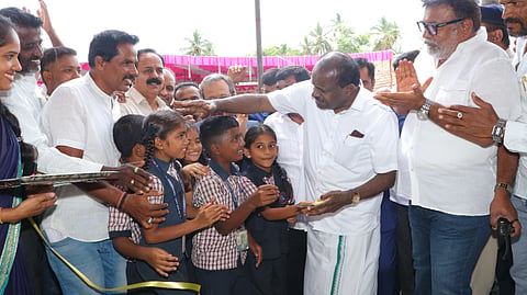ಮಂಡ್ಯ ತಾಲೂಕಿನ ತಗ್ಗಹಳ್ಳಿ ಗ್ರಾಮದಲ್ಲಿ ಸರ್ಕಾರಿ ಶಾಲೆ ಕಟ್ಟಡ ಲೋಕಾರ್ಪಣೆ ಸಮಾರಂಭದಲ್ಲಿ ಕೇಂದ್ರ ಸಚಿವ ಎಚ್.ಡಿ.ಕುಮಾರಸ್ವಾಮಿ ಮಕ್ಕಳೊಂದಿಗೆ ಕಾಲ ಕಳೆದರು. 