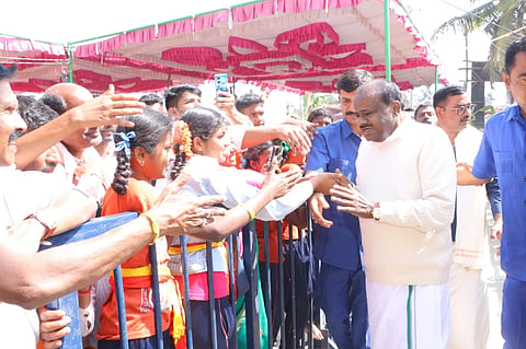 ಮಂಡ್ಯ ತಾಲೂಕಿನ ಶಿವಳ್ಳಿ ಗ್ರಾಮದಲ್ಲಿ ಆಯೋಜಿಸಿದ್ದ ಮಾರಮ್ಮ ದೇವಿ ನೂತನ ದೇವಸ್ಥಾನದ ಲೋಕಾರ್ಪಣೆ ಸಮಾರಂಭದ ವೇಳೆ ಮಕ್ಕಳಿಗೆ ಕೇಂದ್ರ ಸಚಿವ ಎಚ್.ಡಿ.ಕುಮಾರಸ್ವಾಮಿ ಹಸ್ತಲಾಘವ ನೀಡಿದರು.