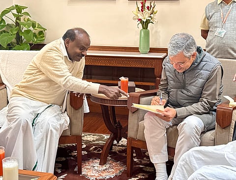 ದೆಹಲಿಯಲ್ಲಿ ಸಂಸತ್ ಭವನದಲ್ಲಿ ಕೇಂದ್ರ ಸಚಿವ ಎಚ್.ಡಿ.ಕುಮಾರಸ್ವಾಮಿ ಅವರು ಕೇಂದ್ರದ ರೈಲ್ವೆ ಸಚಿವ ಅಶ್ವಿನಿ ವೈಷ್ಣವ ಅವರೊಂದಿಗೆ ಮಾತುಕತೆ ನಡೆಸಿದರು.