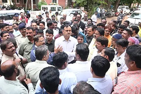 ಹುಬ್ಬಳ್ಳಿಯಲ್ಲಿ ಗುರುವಾರ (HDMC Protest) ಪ್ರತಿಭಟನಾ ನಿರತ ಪಾಲಿಕೆ ನೌಕರರು, ಗುತ್ತಿಗೆದಾರ ಶರದ್ ದೊಡ್ಡಮನಿಯನ್ನು ತರಾಟೆಗೆ ತೆಗೆದುಕೊಂಡರು. 
