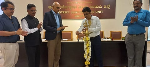 ಉಡುಪಿಯ ಕೂಸಮ್ಮ ಶಂಭು ಶೆಟ್ಟಿ ಹಾಜಿ ಅಬ್ದುಲ್ಲ ತಾಯಿ-ಮಕ್ಕಳ ಆಸ್ಪತ್ರೆಗೆ ಎಕ್ಸರೆ ಮತ್ತು ಡಿಜಿಟಲ್​ ರೇಡಿಯೋಗ್ರಫಿ ಸಾಧನ ಹಸ್ತಾಂತರ ಕಾರ್ಯಕ್ರಮವನ್ನು ಡಾ. ಬಸವರಾಜ್​ ಹುಬ್ಬಳ್ಳಿ ಉದ್ಘಾಟಿಸಿದರು. ಡಾ. ಪ್ರಶಾಂತ್​ ಭಟ್​, ಪ್ರಮೋದ್​ ಫೆರ್ನಾಂಡಿಸ್​, ರೊನಾಲ್ಡ್​ ಡಿಸೋಜಾ, ಡಾ.ಚಿದಾನಂದ ಸಂಜು ಇದ್ದರು.