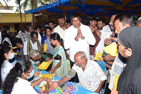 ಮಂಡ್ಯ ನಗರದ ಶಂಕರಪುರ ಸಂತೇಮಾಳ ಸರ್ಕಾರಿ ಪ್ರೌಢಶಾಲೆ ಆವರಣದಲ್ಲಿ ಶಾಸಕ ಪಿ.ರವಿಕುಮಾರ್ ಗಣಿಗ ನೇತೃತ್ವದಲ್ಲಿ ಆರೋಗ್ಯ ಉಚಿತ ತಪಾಸಣೆ ಶಿಬಿರ ಆಯೋಜಿಸಲಾಗಿತ್ತು. 