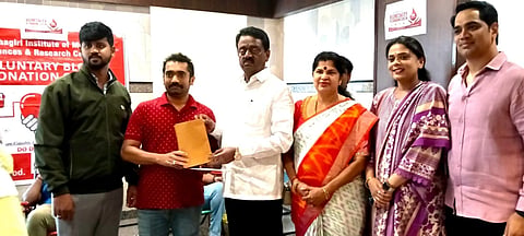 ರಕ್ತದಾನ ಶಿಬಿರದಲ್ಲಿ ಪಾಲ್ಗೊಂಡು ರಕ್ತದಾನ ಮಾಡಿದ ಯುವಕರಿಗೆ ಶಾಸಕ ಎಸ್.ಮುನಿರಾಜು ಪ್ರಶಂಸನಾ ಪತ್ರ ವಿತರಿಸಿದರು. ಸುಜಾತ ಮುನಿರಾಜು ಮತ್ತಿತರರಿದ್ದರು. 