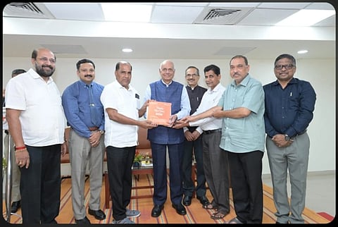 ಮಣಿಪಾಲದ ಮಾಹೆಯಲ್ಲಿ ಯಕ್ಷಗಾನ ಕಲಾವಿದರಿಗೆ ಡಾ. ಎಚ್​.ಎಸ್​. ಬಲ್ಲಾಳ್​ ಅವರು 'ಮಣಿಪಾಲ ಆರೋಗ್ಯ ಕಾರ್ಡ್​ ವಿತರಿಸಿದರು. ಕಿಶನ್​ ಹೆಗ್ಡೆ ಪಳ್ಳಿ, ಡಾ.ನಾರಾಯಣ ಸಭಾಹಿತ, ಡಾ.ಅವಿನಾಶ್​ ಶೆಟ್ಟಿ, ಡಾ. ಸುಧಾಕರ್​ ಕಂಟಿಪುಡಿ ಇತರರಿದ್ದರು.