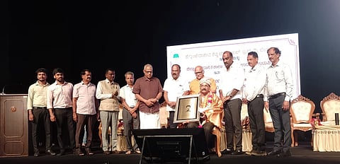 ಉಡುಪಿಯಲ್ಲಿ ಹೆಗ್ಗುಂಜೆ ಟ್ರಸ್ಟ್​ ಆಯೋಜಿಸಿದ್ದ ಕಾರ್ಯಕ್ರಮದಲ್ಲಿ ಎನ್​. ನರೇಂದ್ರ ರೈ ದೆರ್ಲ ಅವರಿಗೆ 'ರಾಜೀವ ಶೆಟ್ಟಿ ವಿದ್ಯಾ ಪೋಷಕ' ಪ್ರಶಸ್ತಿ ನೀಡಲಾಯಿತು. ಡಾ. ರವೀಂದ್ರನಾಥ್​ ಶಾನುಭಾಗ್​, ಯಶ್​ಪಾಲ್​ ಸುವರ್ಣ, ಗುರ್ಮೆ ಸುರೇಶ್​ ಶೆಟ್ಟಿ, ಡಾ. ಎಚ್​.ಎಸ್​. ಶೆಟ್ಟಿ, ಮುರಳಿ ಕಡೆಕಾರ್​, ಡಾ. ಜಯಶೀಲ ಶೆಟ್ಟಿ, ಕೆ. ಅರುಣಕುಮಾರ್​ ಶೆಟ್ಟಿ, ಹಾಲಾಡಿ ನಾಗರಾಜ್​ ಶೆಟ್ಟಿ ಇದ್ದರು.