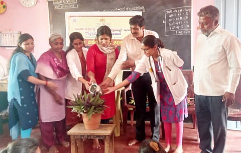 ಮಂಡ್ಯ ತಾಲೂಕು ಕಲ್ಮಂಟಿದೊಡ್ಡಿ ಗ್ರಾಮದಲ್ಲಿ ಆಯೋಜಿಸಿದ್ದ ಆರೋಗ್ಯ ಉಚಿತ ತಪಾಸಣೆ ಶಿಬಿರವನ್ನು ಪ್ರಸೂತಿ ಮತ್ತು ಸ್ತ್ರೀರೋಗ ತಜ್ಞ ಡಾ.ಆರ್.ಮನೋಹರ್ ಉದ್ಘಾಟಿಸಿದರು.
