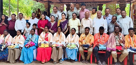 ಮಂಡ್ಯ ನಗರದ ಶಿವನಂಜಪ್ಪ ಉದ್ಯಾನದಲ್ಲಿ ಪೌರಕಾರ್ಮಿಕರಿಗೆ ಸಮವಸ್ತ್ರ ನೀಡಿ ಗೌರವಿಸಲಾಯಿತು. 