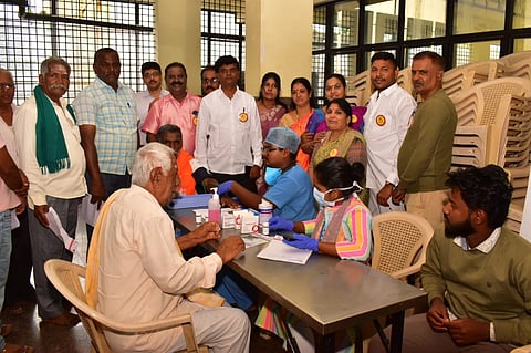 ಮಂಡ್ಯ ನಗರದ ಬಂದೀಗೌಡ ಬಡಾವಣೆಯ ಗಾಯಿತ್ರಿ ಸಮುದಾಯ ಭವನದಲ್ಲಿ ಆರೋಗ್ಯ ಉಚಿತ ತಪಾಸಣೆ ಶಿಬಿರ ಆಯೋಜಿಸಲಾಗಿತ್ತು. 