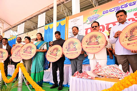 ಮಂಡ್ಯ ತಾಲೂಕು ಬೂದನೂರು ಗ್ರಾಮದಲ್ಲಿ ಆಯೋಜಿಸುತ್ತಿರುವ ಉತ್ಸವದ ಲೋಗೋವನ್ನು ಜಿಲ್ಲಾ ಉಸ್ತುವಾರಿ ಸಚಿವ ಎನ್.ಚಲುವರಾಯಸ್ವಾಮಿ ಬಿಡುಗಡೆ ಮಾಡಿದರು. 