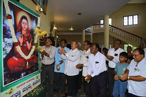 ಶಿವಮೊಗ್ಗದ ಕುವೆಂಪು ರಂಗಮಂದಿರದಲ್ಲಿ ಆಯೋಜಿಸಿದ್ದ ಶಿವಶರಣೆ ಹೇಮರಡ್ಡಿ ಮಲ್ಲಮ್ಮ ಜಯಂತ್ಯುತ್ಸವದಲ್ಲಿ ಭಾವಚಿತ್ರಕ್ಕೆ ಶಾಸಕ ಎಸ್.ಎನ್.ಚನ್ನಬಸಪ್ಪ ಪುಷ್ಪನಮನ ಸಲ್ಲಿಸಿದರು. ಡಾ. ನಾಗರಾಜ್ ಪರಿಸರ, ಕುಮಾರಸ್ವಾಮಿ, ಹೊನ್ನಲಿಂಗಪ್ಪ, ಎಚ್.ಉಮೇಶ್ ಇದ್ದರು.