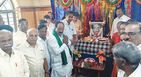 Hemaraddi mallamma ಹುಬ್ಬಳ್ಳಿಯ ತಾಲೂಕು ಆಡಳಿತ ಸೌಧದಲ್ಲಿ ಭಾನುವಾರ ಶಿವಶರಣೆ ಹೇಮರಡ್ಡಿ ಮಲ್ಲಮ್ಮ ಜಯಂತ್ಯುತ್ಸವ ಆಚರಿಸಲಾಯಿತು. ಶಾಸಕರಾದ ಎನ್​.ಎಚ್​. ಕೋನರಡ್ಡಿ, ಎಫ್.ಎಚ್​. ಜಕ್ಕಪ್ಪನವರ, ತಾಪಂ ಇಒ ಡಾ. ರಾಮಚಂದ್ರ ಹೊಸಮನಿ, ತಹಸೀಲ್ದಾರ್​ ಸಿ.ಎಸ್​. ಕುಲಕರ್ಣಿ ಇತರರು ಇದ್ದರು.