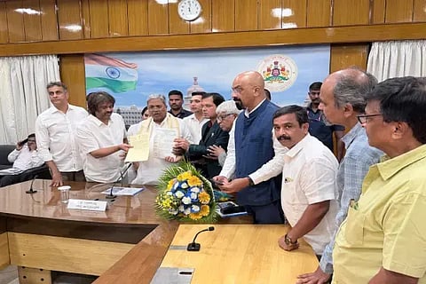 ಶಿವಮೊಗ್ಗದಲ್ಲಿ ಹೈಕೋರ್ಟ್ ಸಂಚಾರಿ ಪೀಠ ಸ್ಥಾಪನೆಗೆ ಶಿಫಾರಸು ಮಾಡುವಂತೆ ಸಚಿವ ಮಧು ಬಂಗಾರಪ್ಪ ನೇತೃತ್ವದ ನಿಯೋಗವು ಬೆಂಗಳೂರಿನಲ್ಲಿ ಸಿಎಂ ಸಿದ್ದರಾಮಯ್ಯ ಅವರಿಗೆ ಮನವಿ ಸಲ್ಲಿಸಿತು. ಕೆ.ಬಸಪ್ಪಗೌಡ, ಜಿ.ಆರ್.ರಾಘವೇಂದ್ರ, ಕೆ.ಪಿ.ಶ್ರೀಪಾಲ, ಲಕ್ಷ್ಮೀಕಾಂತ ಚಿಮನೂರು, ಶ್ರೀನಿವಾಸ ಇತರರಿದ್ದರು.