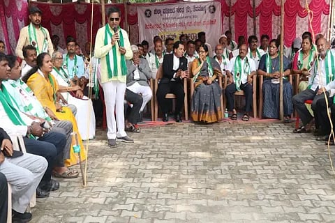 ಶಿವಮೊಗ್ಗದಲ್ಲಿ ಹೈಕೋರ್ಟ್ ಸಂಚಾರಿ ಪೀಠ ಸ್ಥಾಪನೆಗಾಗಿ ನಡೆಯುತ್ತಿರುವ ಹೋರಾಟದಲ್ಲಿ ಜೆಡಿಎಸ್ ರಾಜ್ಯ ಉಪಾಧ್ಯಕ್ಷ ಕೆ.ಬಿ.ಪ್ರಸನ್ನಕುಮಾರ್ ಮಾತನಾಡಿದರು. ಶಾರದಾ ಪೂರ‌್ಯಾನಾಯ್ಕಾ, ಕೆ.ಎನ್.ರಾಮಕೃಷ್ಣ, ಶಾರದಾ ಅಪ್ಪಾಜಿ ಗೌಡ, ಕಡಿದಾಳ್ ಗೋಪಾಲ್, ಸಂಗಯ್ಯ, ಎಚ್.ಆರ್.ಹನುಮಂತಪ್ಪ, ಗಂಧದಮನೆ ನರಸಿಂಹ, ಗೀತಾ ಸತೀಶ್ ಇತರರಿದ್ದರು.