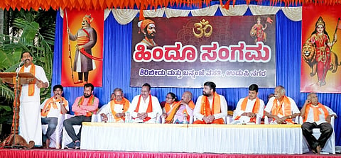 ಪುಳಿಮಾರು ಬಬ್ಬುಸ್ವಾಮಿ ದೈವಸ್ಥಾನ ವಠಾರದಲ್ಲಿ ನಡೆದ ಹಿಂದೂ ಸಂಗಮ ಕಾರ್ಯಕ್ರಮದಲ್ಲಿ ವಿಜಯ್​ ಕೊಡವೂರು ಮಾತನಾಡಿದರು. ಟಿ.ಜಿ. ಹೆಗ್ಡೆ, ಅಜೇಯ್​ ಪಿ. ಶೆಟ್ಟಿ, ಸುಜಿತ್​ ಕೊಡವೂರು, ಡಾ.ಎಂ.ಆರ್​. ಪೈ, ರವಿ ಅಮೀನ್​, ಉದಯ್​ ಕೊಡವೂರು, ವಿಠ್ಠಲ್​ ಶೆಟ್ಟಿ, ಭುಜಂಗ ಶೆಟ್ಟಿ, ಗಣೇಶ್​ ಗುರಿಕಾರ, ಉದಯ ಮಠದ ಬೆಟ್ಟು, ಸುಜಾತಾ ಇತರರಿದ್ದರು.