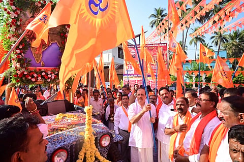 ಉಡುಪಿಯ ಅಂಬಲಪಾಡಿಯಲ್ಲಿ ಆಯೋಜಿಸಿದ್ದ ಹಿಂದೂ ಸಂಗಮ ಕಾರ್ಯಕ್ರಮದ ಶೋಭಾಯಾತ್ರೆಗೆ ಡಾ. ನಿ.ಬೀ. ವಿಜಯ ಬಲ್ಲಾಳ್​ ಚಾಲನೆ ನೀಡಿದರು. ವಿಶು ಶೆಟ್ಟಿ, ಪ್ರಶಾಂತ್​ ಅರೆಶೀರೂರು, ಶೇಖರ್​ ಶೆಟ್ಟಿಗಾರ್​, ಶಿವಕುಮಾರ್​ ಅಂಬಲಪಾಡಿ, ಜಯ ಭಂಡಾರಿ, ರಮೇಶ್​ ಸಾಲ್ಯಾನ್​ ಇತರರಿದ್ದರು.