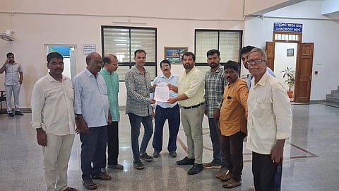 ಉಡುಪಿಜಿಲ್ಲೆಯಲ್ಲಿ ಪ್ಲಾಸ್ಟಿಕ್​ ಧ್ವಜ ಮಾರಾಟ ಮಾಡದಂತೆ ಕ್ರಮಕ್ಕೆ ಆಗ್ರಹಿಸಿ ಜಿಲ್ಲಾಡಳಿತಕ್ಕೆ ಹಿಂದೂ ಜನಜಾಗೃತಿ ಸಮಿತಿ ಮನವಿ ಸಲ್ಲಿಸಿತು. ಬಾಲಕೃಷ್ಣ ನಾಯಕ, ಪ್ರಕಾಶ್​, ಹರಿಪ್ರಸಾದ್​, ರಾಮಣ್ಣ, ಶೇಷಪ್ಪ ಕೋಟ್ಯಾನ್​, ಡಾ. ಮಾರುತಿ ಶ್ಯಾನಭಾಗ್​, ದಿನೇಶ್​ ಪೂಜಾರಿ ಇತರರಿದ್ದರು. 