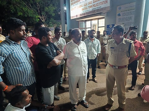 ಹಿಂದೂ ಸಂಘಟನೆಗಳ ಕಾರ್ಯಕರ್ತರ ವಿರುದ್ಧ ಭಟ್ಕಳ ಗ್ರಾಮೀಣ ಪೊಲೀಸ್ ಠಾಣೆಯಲ್ಲಿ (Communal)ಪ್ರಕರಣ ದಾಖಲಿಸಿರುವುದನ್ನು ಖಂಡಿಸಿ ಬಿಜೆಪಿ ಹಾಗೂ ವಿವಿಧ ಹಿಂದೂ ಸಂಘಟನೆಗಳ ಕಾರ್ಯಕರ್ತರು ಭಟ್ಕಳ ನಗರ ಪೊಲೀಸ್ ಠಾಣೆ ಎದುರು ಪ್ರತಿಭಟನೆ ನಡೆಸಿದರು. 