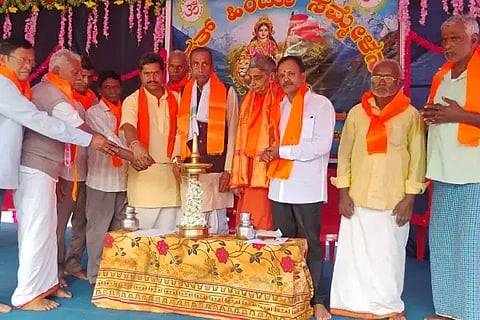ಸಿದ್ದಾಪುರ ತಾಲೂಕಿನ ಹಾರ್ಸಿಕಟ್ಟಾದಲ್ಲಿ ಆಯೋಜಿಸಿದ್ದ ಬೃಹತ್ ಹಿಂದು (HINDU) ಸಮ್ಮೇಳನವನ್ನು  ಮಣಿವಣ್ಣ ಉದ್ಘಾಟಿಸಿದರು. ಪಿ.ವಿ. ಹೆಗಡೆ, ಎಂ.ಬಿ. ನಾಯ್ಕ ಹಾಗೂ ಎಲ್ಲ ಸಮಾಜದ ಪ್ರಮುಖರಿದ್ದರು.