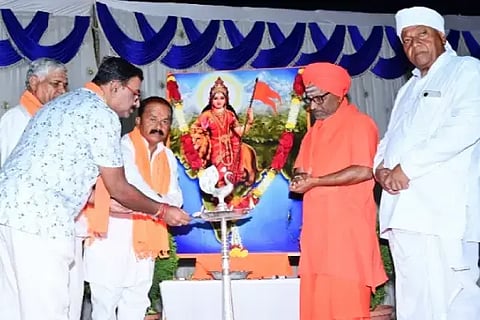 ಉಪ್ಪಿನಬೆಟಗೇರಿ ಗ್ರಾಮದ ಎಸ್.ಜಿ.ವಿ ಪ್ರೌಢ ಶಾಲೆಯ ಮೈದಾನದಲ್ಲಿ ಇತ್ತೀಚೆಗೆ ಆಯೋಜಿಸಿದ್ದ ವಿರಾಟ್ ಹಿಂದೂ (Hindu) ಸಮ್ಮೇಳನವನ್ನು ಶ್ರೀಕಾಂತ ಕುಲಕರ್ಣಿ ಉದ್ಘಾಟಿಸಿದರು. 