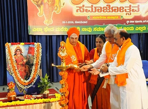  "ಸಿದ್ದಗಂಗಾ ಹಿಂದೂ ಸಮಾಜೋತ್ಸವದಲ್ಲಿ  ಶ್ರೀ ಶಿವಸಿದ್ದೇಶ್ವರ ಸ್ವಾಮೀಜಿ,ಬಿ.ಎಲ್​.ಸಂತೋಷ್​, ಇಂದಿರಮ್ಮ, ಎಚ್​.ಜಿ.ಚಂದ್ರಶೇಖರ್​ ಉಪಸ್ಥಿತರಿದ್ದರು. 