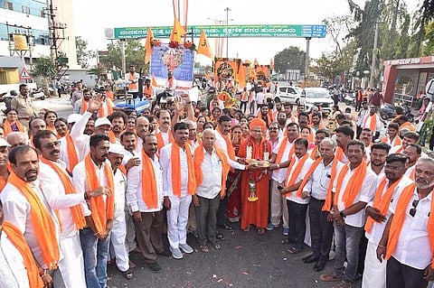 ತುಮಕೂರಿನ ಬನಶಂಕರಿ, ಶಾಂತಿನಗರ ಸೇರಿದಂತೆ ವಿವಿಧ ಬಡಾವಣೆಗಳ ಹಿಂದೂ ಸಮಾಜೋತ್ಸವ ಸಮಿತಿಯಿಂದ  ಹಮ್ಮಿಕೊಂಡಿದ್ದ ಶೋಭಾಯಾತ್ರೆಗೆ ಕಾರದ ವೀರಬಸವ ಸ್ವಾಮೀಜಿ ಚಾಲನೆ ನೀಡಿದರು. ಜಿ.ಬಿ.ಜ್ಯೋತಿಗಣೇಶ್​, ಕೋರಿ ಮಂಜುನಾಥ್​, ಗುರುಸಿದ್ಧಪ್ಪ, ಕೆಂಬಾಳ್​ ರವೀಂದ್ರ,  ರಂಗನಾಥ್​ ಲಾಡ್​, ಮನೋಹರ ಮಠದ್​, ಟಿ.ಸಿ.ಶಿವಕುಮಾರ್​, ಖಜಾಂಚಿ ಕೆ.ವೇದಮೂರ್ತಿ, ಮುಖಂಡರಾದ ಟಿ.ಎಚ್​.ಹನುಮಂತರಾಜು, ಬೆಳ್ಳಿ ಲೋಕೇಶ್​, ಧರಣೇಂದ್ರಕುಮಾರ್​, ಕೇಬಲ್​ ಮಂಜು ಮತ್ತಿತರರು ಇದ್ದರು. 
