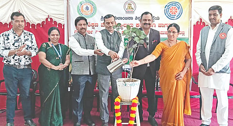ಕಲಬುರಗಿಯ ಹಿಂಗುಲಾಂಬಿಕಾ ಆಯುರ್ವೇದಿಕ್​ ಕಾಲೇಜಿನಲ್ಲಿ ಸೋಮವಾರ ಆಯೋಜಿಸಿದ್ದ ಎನ್​ಎಸ್​ಎಸ್​ ಶಿಬಿರಕ್ಕೆ ನ್ಯಾಯವಾದಿ ಹಣಮಂತರಾಯ ಅಟ್ಟೂರ ಚಾಲನೆ ನೀಡಿದರು. ಡಾ.ನೀಲಕಂಠ ಕಣ್ಣಿ, ಡಾ.ಶರಣಪ್ಪ ಗುಂಡಗುರ್ತಿ, ಮಾಲಕಾರಿ ಪೂಜಾರಿ, ಅರುಣಾ ಗಡಾಳೆ, ವಸಂತಕುಮಾರ ರಾಠೋಡ್​ ಇತರರಿದ್ದರು.