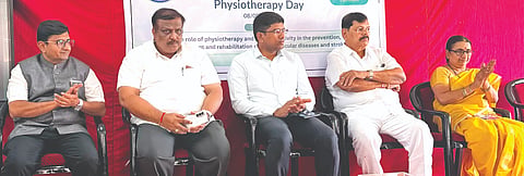 ಕಲಬುರಗಿ ಶ್ರೀಹಿಂಗುಲಾಂಬಿಕಾ ಎಜ್ಯುಕೇಶನ್​ ಸೊಸೈಟಿಯಲ್ಲಿ ಮಂಗಳವಾರ ಆಯೋಜಿಸಿದ್ದ ವಿಶ್ವ ಫಿಜಿಯೋಥೆರಪಿ ಕಾರ್ಯಕ್ರಮದಲ್ಲಿ ಎಸ್​ಪಿ ಅಡ್ಡೂರು ಶ್ರೀನಿವಾಸುಲು, ಸುರೇಶ ಬುಲ್ಬುಲೆ, ದೇವಿದಾಸ, ನರೇಶ ತಾಂಡ್ಲೆ, ಡಾ.ವಿಜಯಲಕ್ಷಿ$್ಮ ಇತರರಿದ್ದರು.