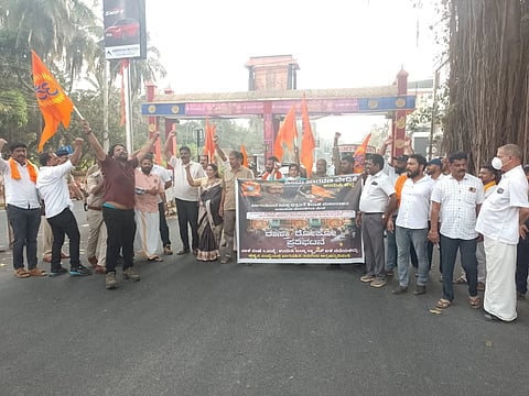ಬಾಗಲಕೋಟೆ ಟನೆ ಖಂಡಿಸಿ ಉಡುಪಿಯ ಜೋಡುಕಟ್ಟೆ ಬಳಿ ಹಿಂಜಾವೇ ಕರ್ನಾಟಕ ದಕ್ಷಿಣ ಸಂಘಟನೆಯಿಂದ ರಾಸ್ತಾ ರೋಖೋ ಪ್ರತಿಭಟನೆ ನಡೆಸಲಾಯಿತು. ಸುನೀಲ್​ ಕೆ.ಆರ್​., ರಾಜೇಶ್​ ಉಚ್ಚಿಲ, ಮಹೇಶ್​ ಬೈಲೂರು, ಉಮೇಶ್​ ಪಕ್ಕಾಲು, ಉಮೇಶ್​ ನಾಯಕ್​ ಸೂಡ, ನವೀನ್​ ಶೆಟ್ಟಿ ಕುತ್ಯಾರು, ವೀಣಾ ಶೆಟ್ಟಿ, ನೀತಾ ಪ್ರಭು ಇತರರಿದ್ದರು.