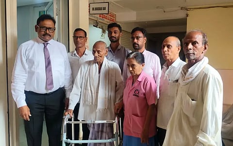 Hip replacement ಶತಾಯುಷಿ ಇಮಾಮಸಾಬ್​ ಅವರೊಂದಿಗೆ ಡಾ. ಭಾಸ್ಕರರಾವ್​.