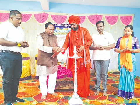 ಹಿರೇಕೆರೂರಲ್ಲಿ ಏರ್ಪಡಿಸಿದ್ದ ಗುರುಪೂರ್ಣಿಮೆ ಉತ್ಸವವನ್ನು ಶ್ರೀ ಗುರುಲಿಂಗ ಸ್ವಾಮೀಜಿ ಉದ್ಘಾಟಿಸಿದರು. ಶಿವಾಜಿರಾವ್ ಮಧೂರಕರ, ಮಲ್ಲಿಕಾರ್ಜುನ ಬುರಡಿಕಟ್ಟಿ, ಶ್ರೀಧರ ಅಗಸಿಬಾಗಿಲ, ಪ್ರಕಾಶ ಶಿರಗಂಬಿ ಇತರರಿದ್ದರು.