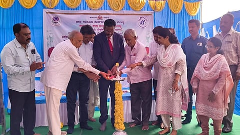 ಮಂಡ್ಯ ನಗರದಲ್ಲಿ ವಿಶ್ವ ಹಿರಿಯ ನಾಗರಿಕರ ದಿನಾಚರಣೆ ಅಂಗವಾಗಿ ಆಯೋಜಿಸಿದ್ದ ಕಾರ್ಯಕ್ರಮವನ್ನು ಹಿರಿಯ ಸಿವಿಲ್ ನ್ಯಾಯಾಧೀಶ ಎಂ.ಆನಂದ್ ಉದ್ಘಾಟಿಸಿದರು. 