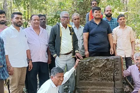 ಯಲ್ಲಾಪುರ ತಾಲೂಕಿನ ಚಿಕ್ಕಮಾವಳ್ಳಿ ಕನ್ನಡಗಲ್ ಬಳಿ ಶಾಸನಗಳ ಕುರಿತು ಮಾಹಿತಿ ನೀಡುತ್ತಿರುವ ಡಾ.ಸಂಗಮೇಶ ಕಲ್ಯಾಣಿ