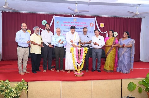 ಉಡುಪಿಯ ಶ್ರೀ ಪೂರ್ಣಪ್ರಜ್ಞ ಸಂಧ್ಯಾ ಕಾಲೇಜಿನಲ್ಲಿ ಆಯೋಜಿಸಿದ್ದ ಇತಿಹಾಸ ವಿಚಾರ ಸಂಕಿರಣವನ್ನು ತಾರಾನಾಥ ಗಟ್ಟಿ ಕಾಪಿಕಾಡ್​ ಉದ್ಘಾಟಿಸಿದರು. ಡಾ. ಬಿ.ಜಗದೀಶ್​ ಶೆಟ್ಟಿ, ಡಾ. ಪಿ.ಗಣಪಯ್ಯ ಭಟ್​, ಪ್ರೊ.ಚಂದ್ರಕಾಂತ್​ ಭಟ್​, ಪೂರ್ಣಿಮಾ, ಜಯಪ್ರಕಾಶ್​ ಕೆದ್ಲಾಯ, ಸ್ನೇಹಾ ಎಸ್​., ಉದ್ಯಾವರ ನಾಗೇಶಕುಮಾರ್​, ಪ್ರೇಮನಾಥ್​ ಇದ್ದರು.