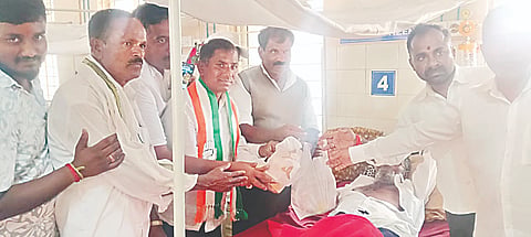 ಹೊಳೆನರಸೀಪುರ ಪಟ್ಟಣದ ಸಾರ್ವಜನಿಕ  ಆಸ್ಪತ್ರೆಯ ಒಳರೋಗಿಗಳಿಗೆ  ಹಣ್ಣು, ಬ್ರೆಡ್ ವಿತರಿಸಲಾಯಿತು.